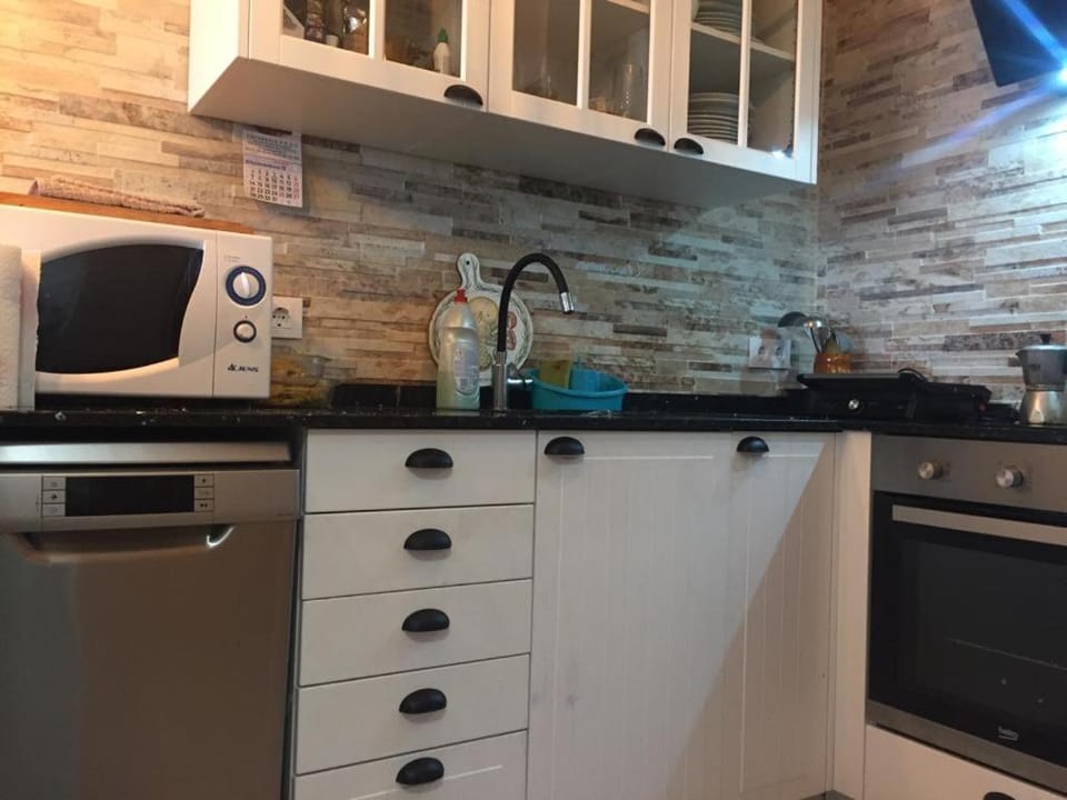 Kitchen or kitchenette, dishwasher, minibar