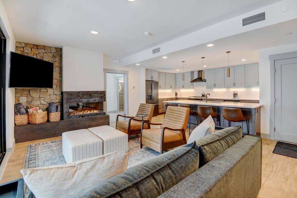 Restaurant/places to eat, Communal lounge/ TV room, TV and multimedia, Kitchen or kitchenette, Living room, Seating area, Evening entertainment, pet friendly, stove