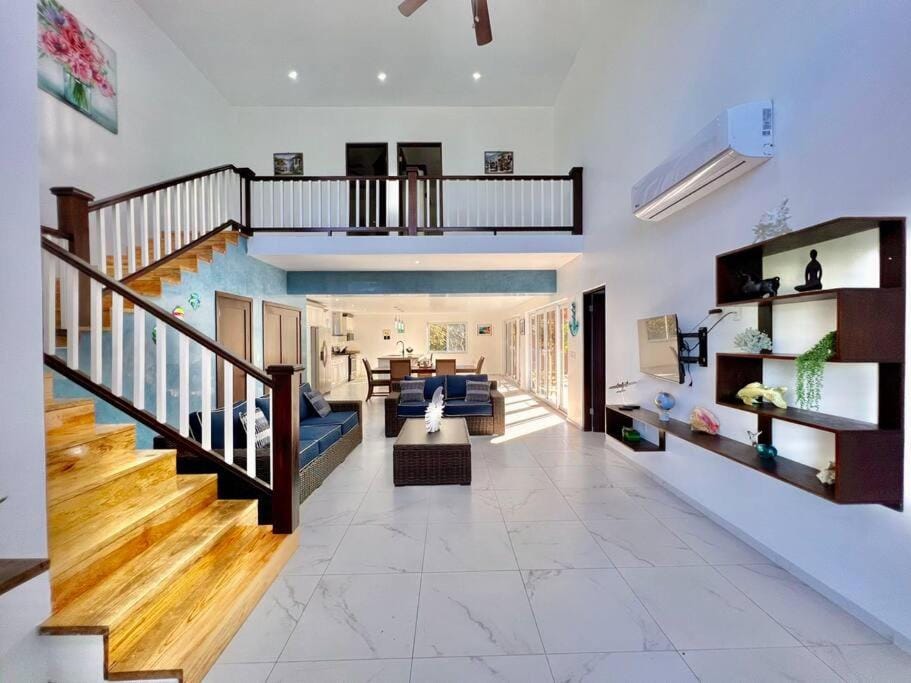 Escape from stress & noise! Villa in Bay Islands Department