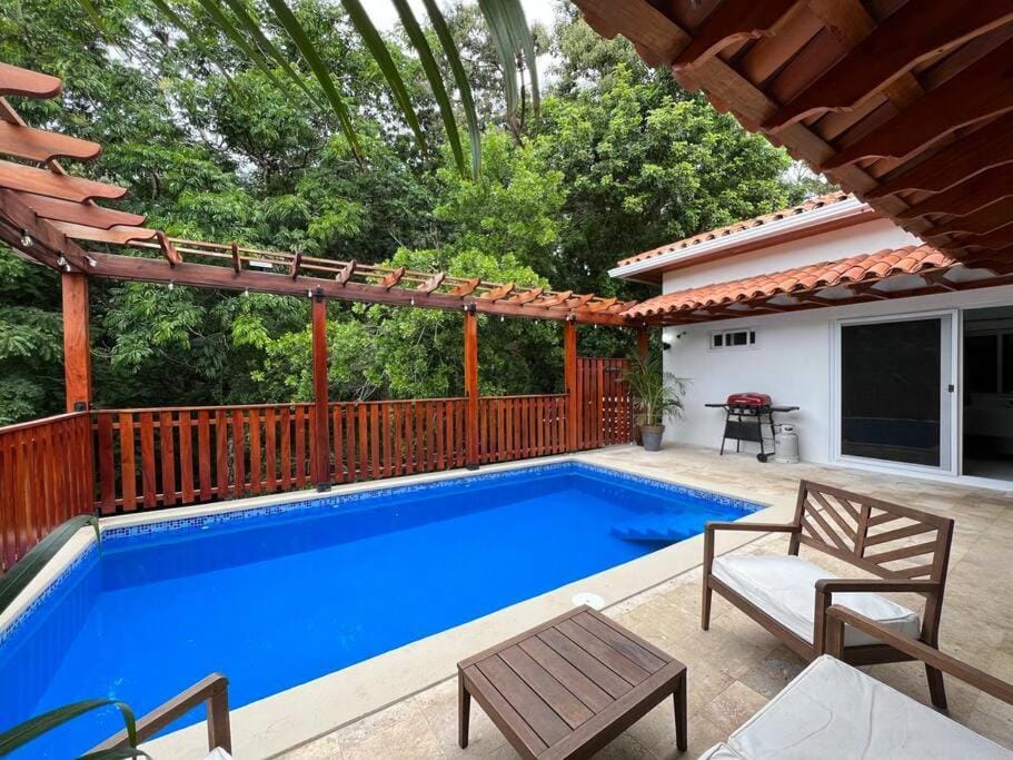 Escape from stress & noise! Villa in Bay Islands Department