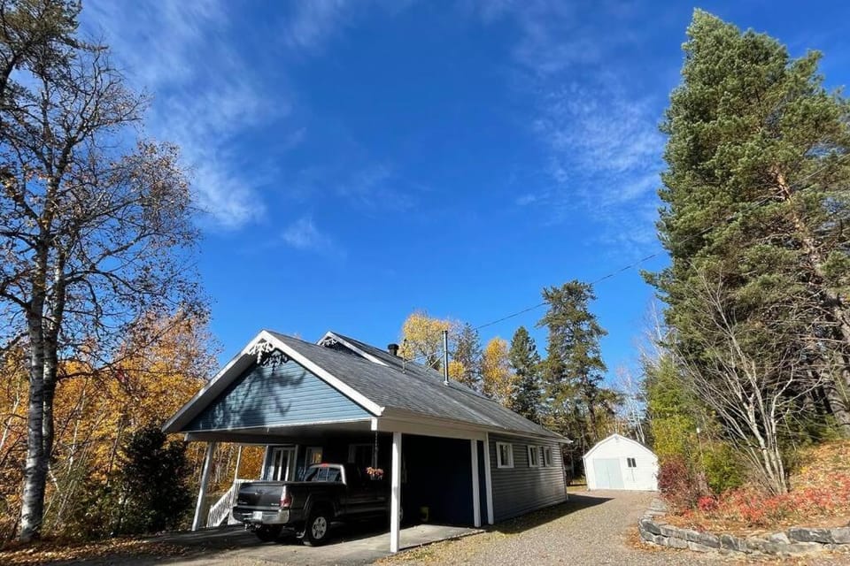 Le Chalet Bleu, aux pieds des Monts-Valin Chalet in Quebec