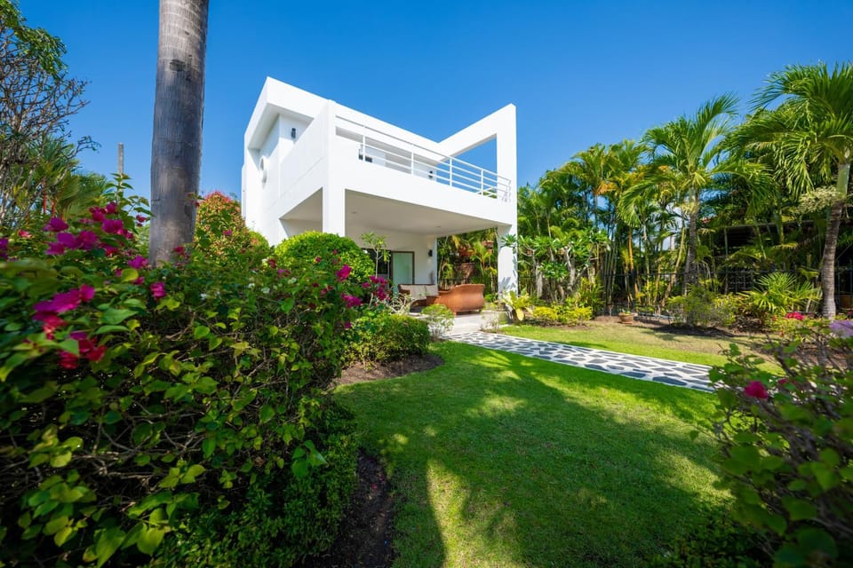 Property building, Patio, Patio, Spring, Day, Natural landscape, Garden, Balcony/Terrace, Balcony/Terrace, Garden view