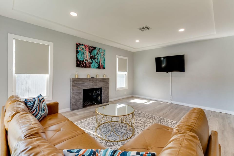 Communal lounge/ TV room, Living room, Seating area
