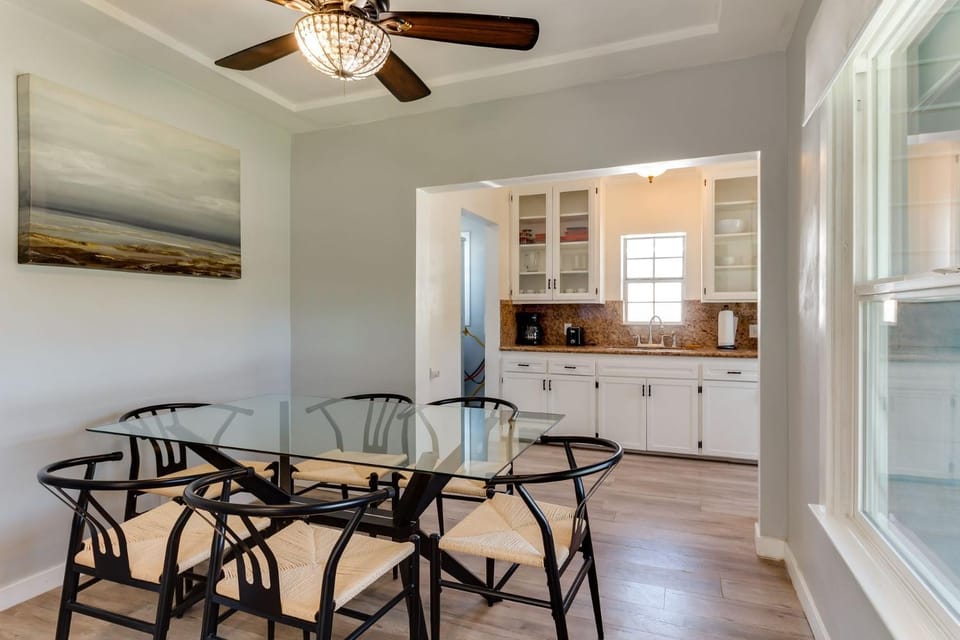 Seating area, Dining area