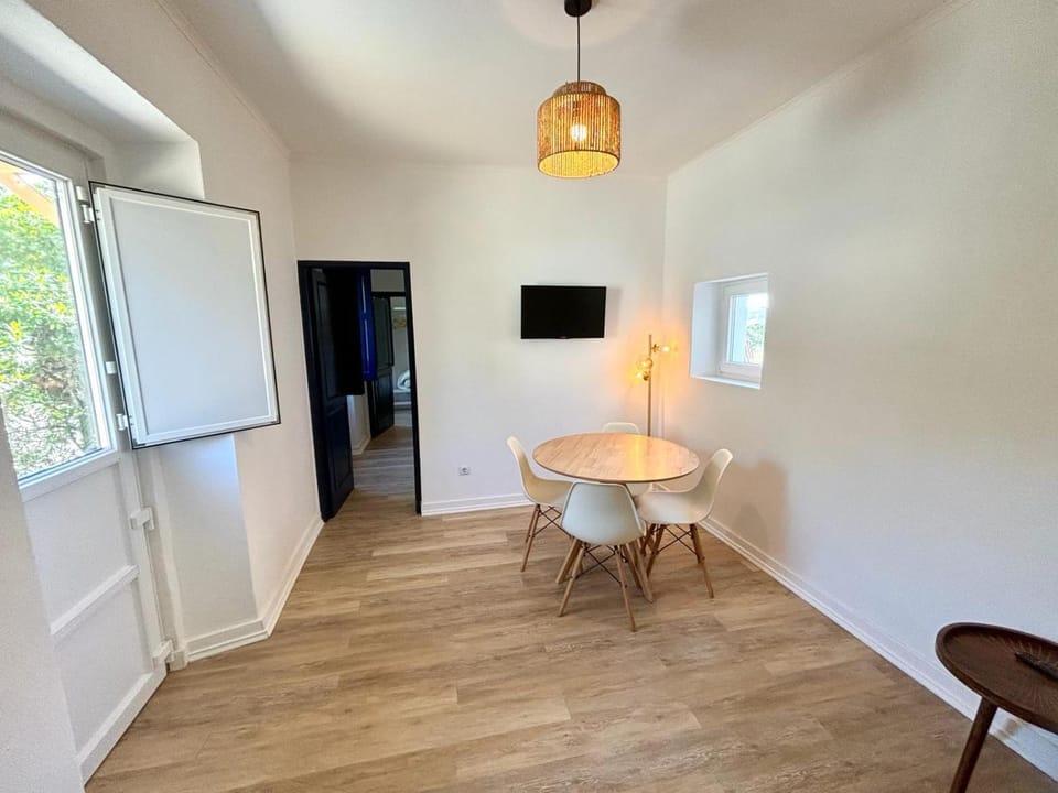 TV and multimedia, Living room, Seating area, Dining area