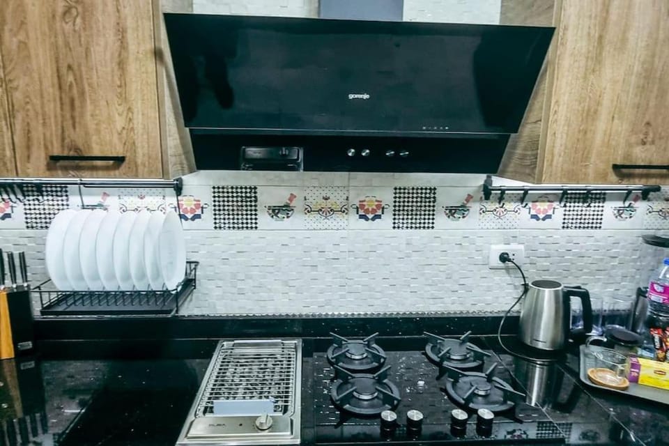 Coffee/tea facilities, Kitchen or kitchenette, stove