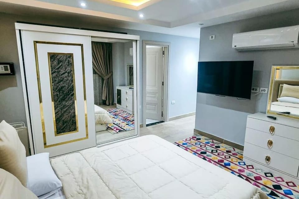 Bed, TV and multimedia, Photo of the whole room, Bedroom, wardrobe, air conditioner