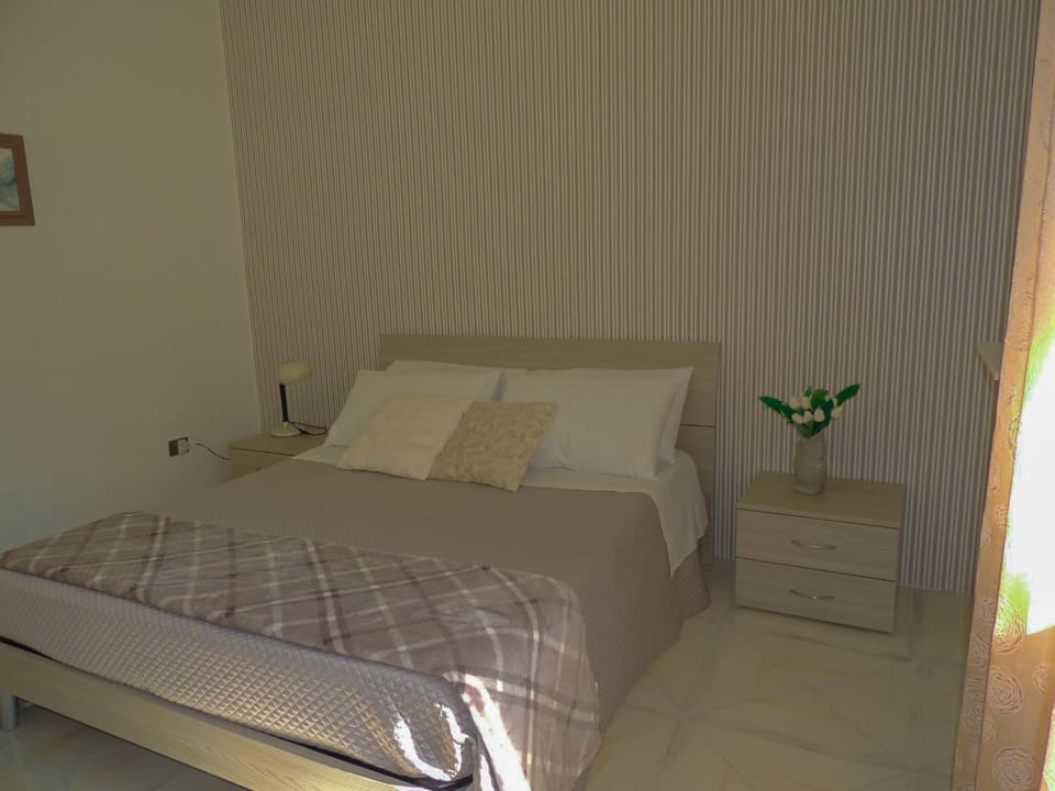Bed, TV and multimedia, Photo of the whole room, Bedroom, air conditioner