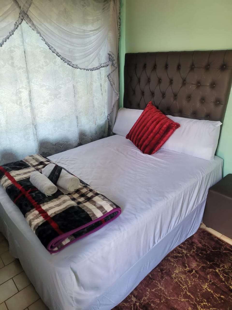 Florida Lake Guest House Bed and Breakfast in Roodepoort