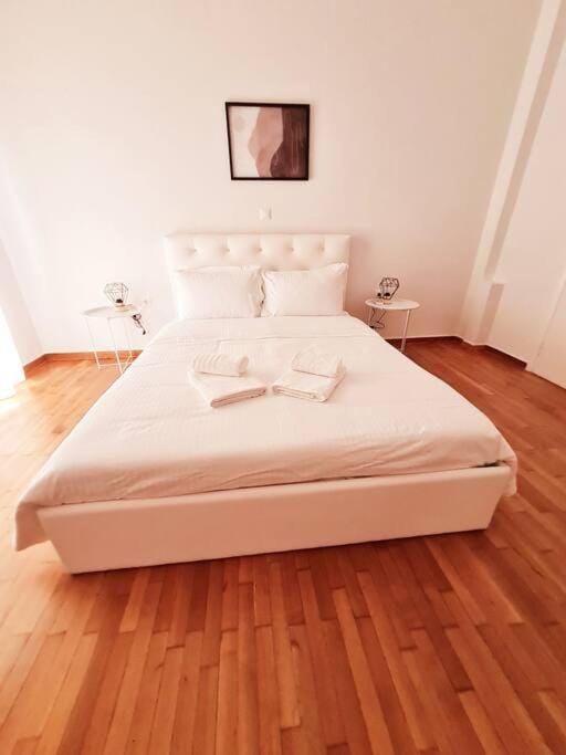 Lovely 2-Bedroom 4th Floor House Large Patio Apartment in Athens