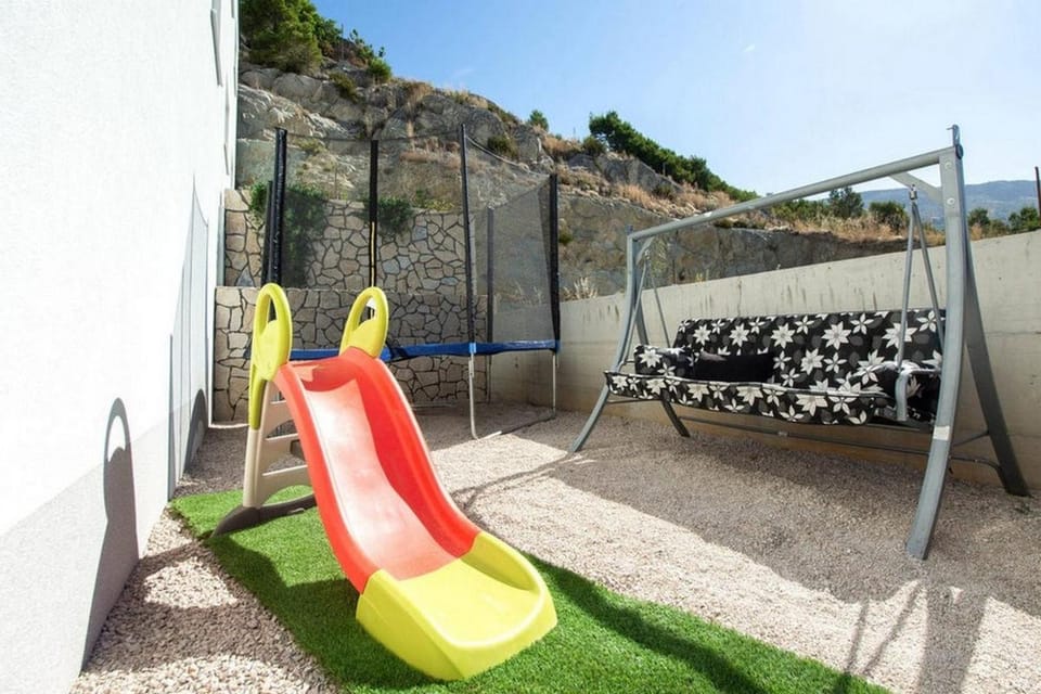 Location, children, Family