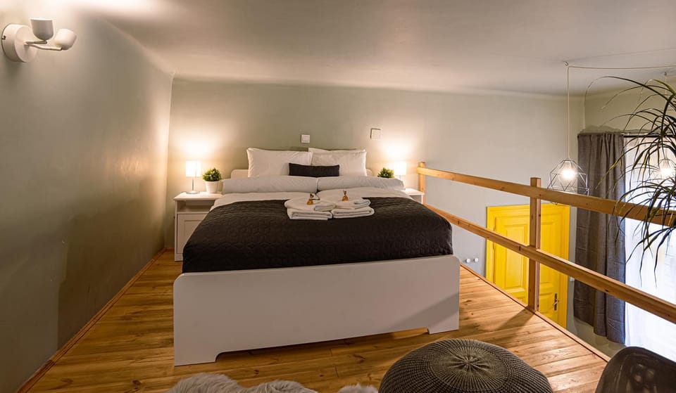 Bed, Bedroom, towels