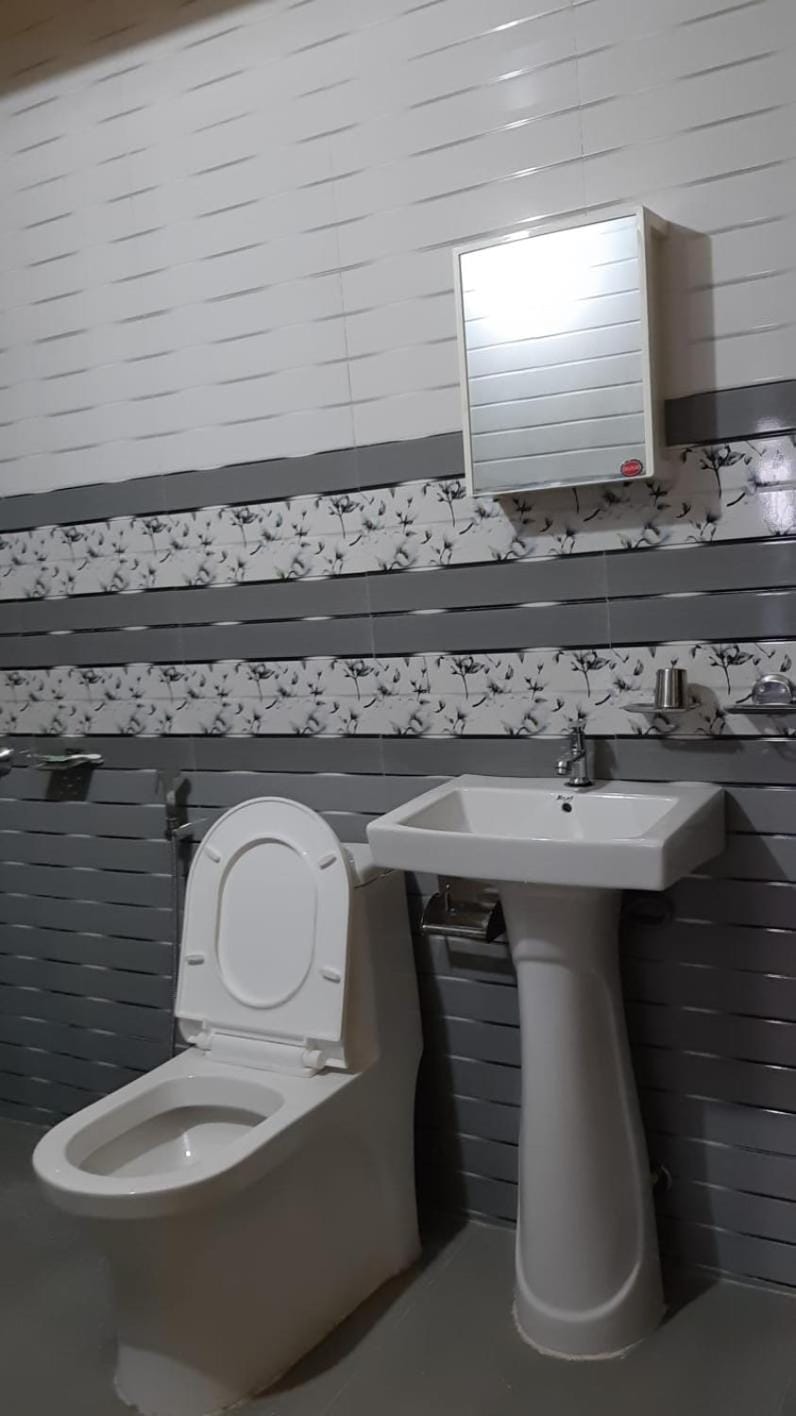 Shower, Toilet