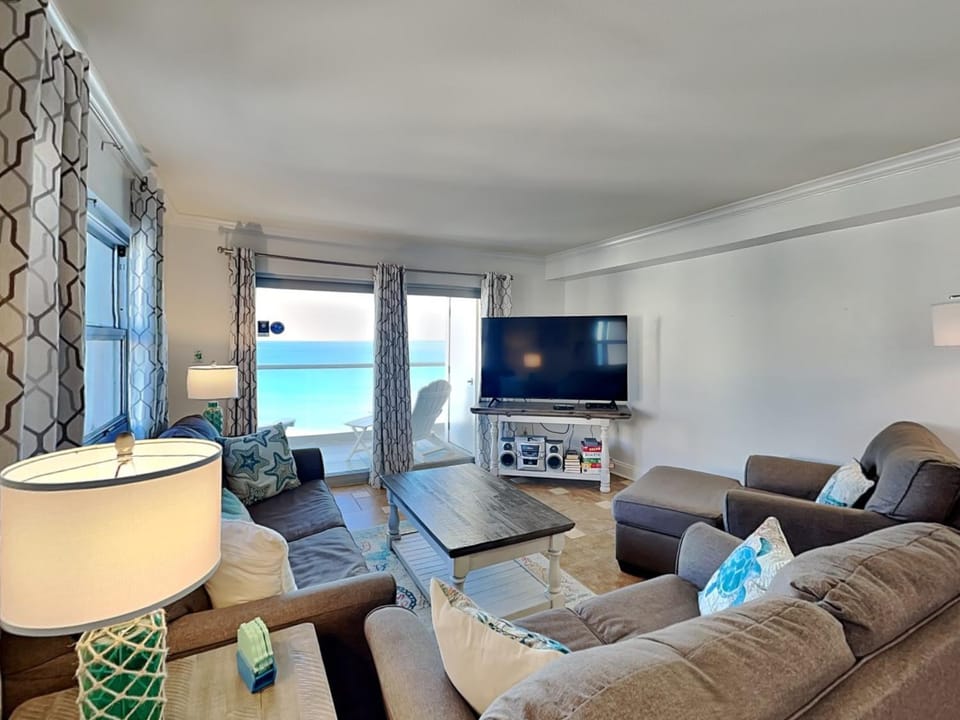TV and multimedia, Living room, Seating area, Sea view, furniture