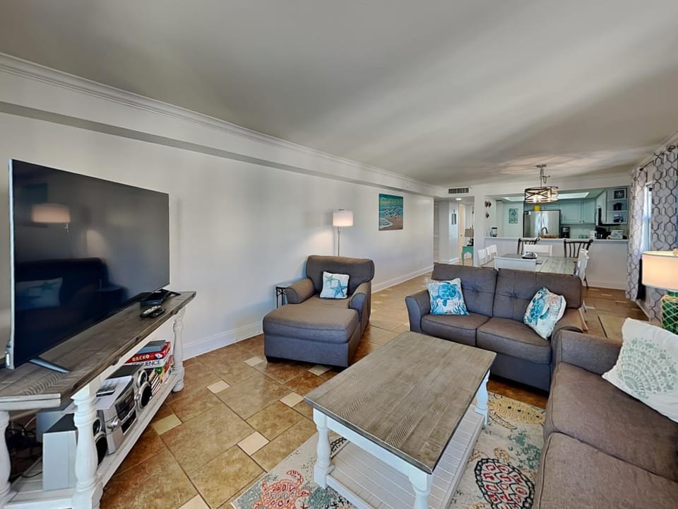 TV and multimedia, Kitchen or kitchenette, Living room, Seating area, furniture