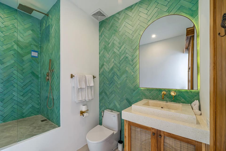 Shower, Toilet, Bathroom, towels