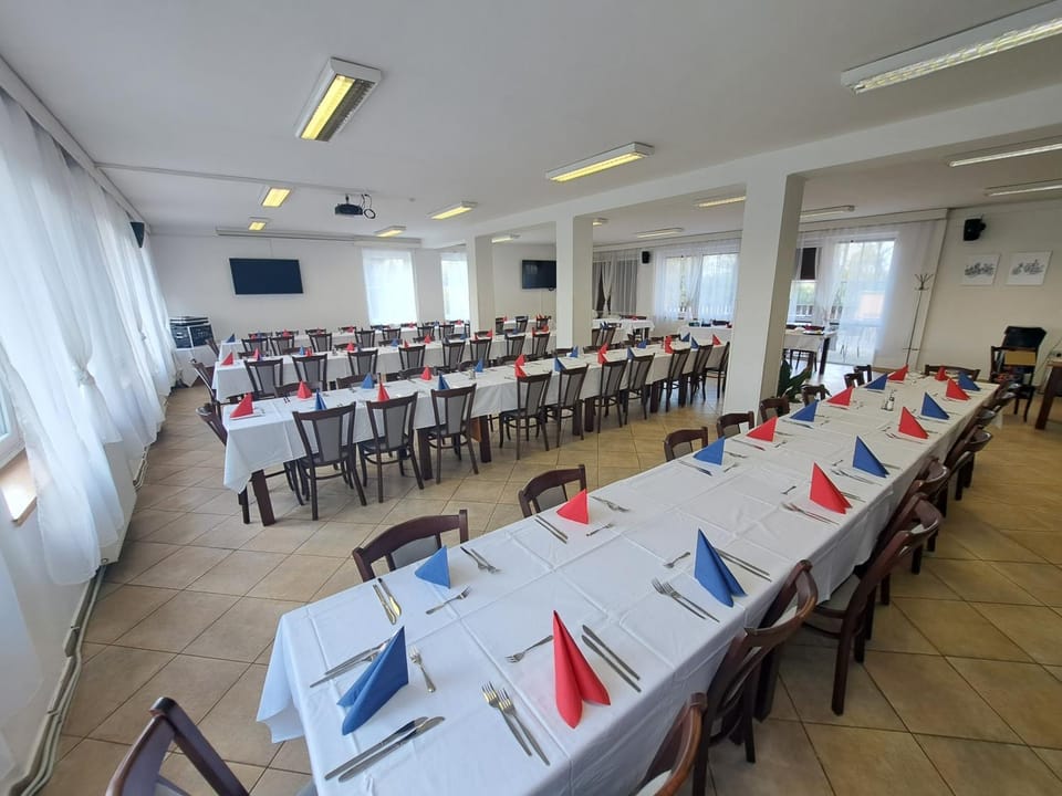 Restaurant/places to eat, TV and multimedia, Banquet/Function facilities, Meeting/conference room