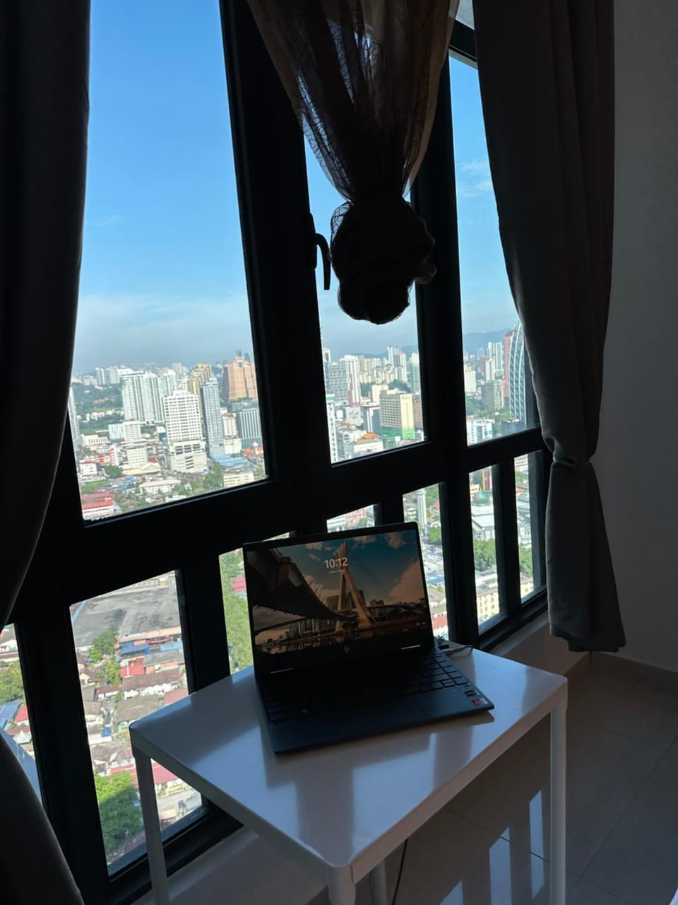 Bedroom, City view