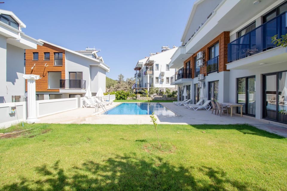 Property building, Patio, Garden, Garden, Swimming pool, sunbed