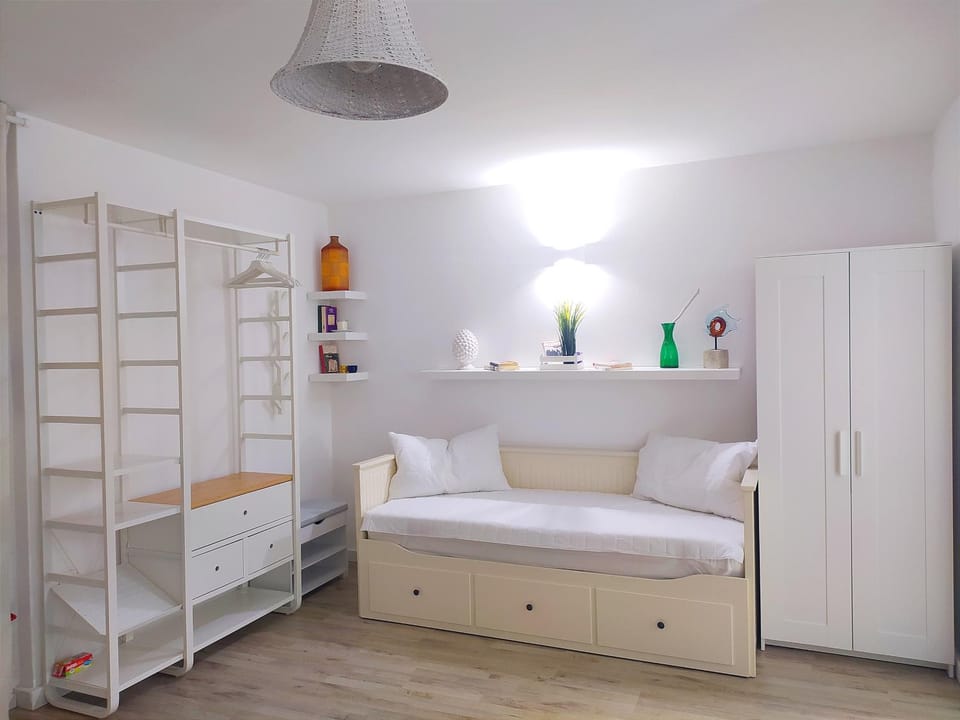 Bed, Living room, Photo of the whole room, wardrobe