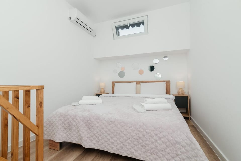Bed, Photo of the whole room, Bedroom, air conditioner