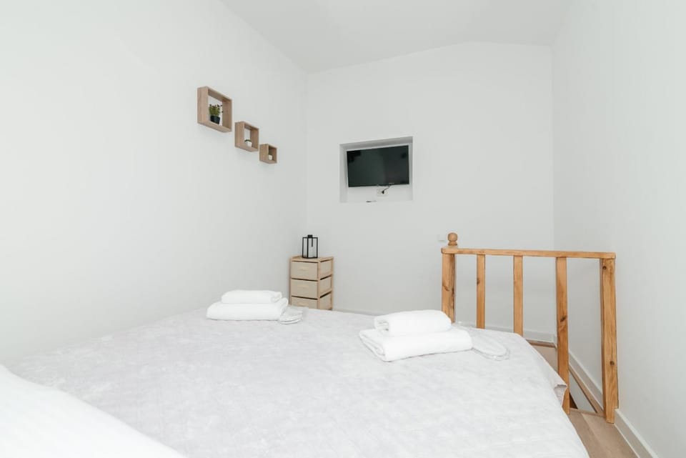 Bed, TV and multimedia, Bedroom