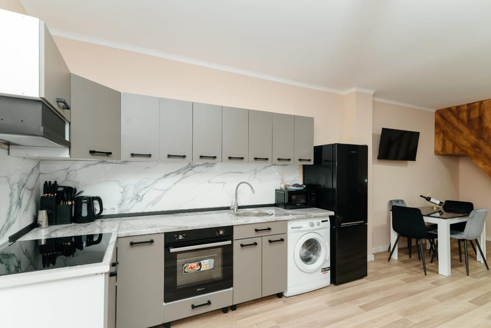 Coffee/tea facilities, Dining area, oven, stove, washing machine