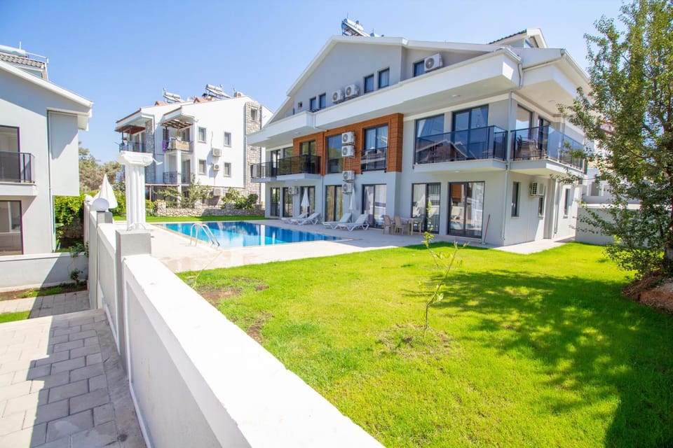 Property building, Garden, Swimming pool