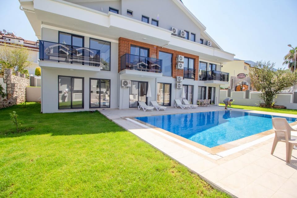 Property building, Patio, Garden, Swimming pool, sunbed