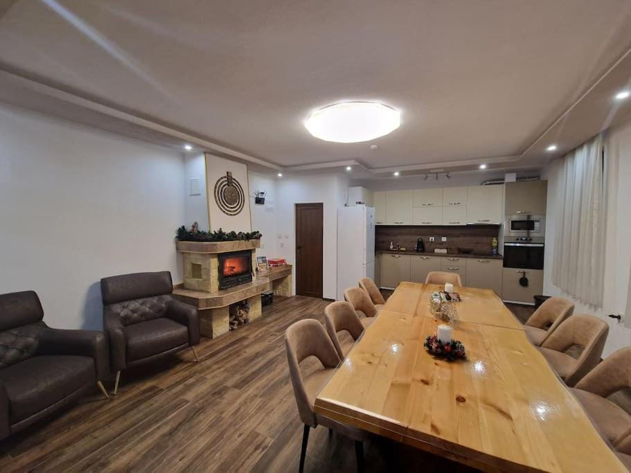 Restaurant/places to eat, Communal lounge/ TV room, TV and multimedia, Kitchen or kitchenette, Living room, Food and drinks, Food and drinks, Seating area, Dining area, Food, Breakfast, flat iron, minibar, pet friendly, air conditioner