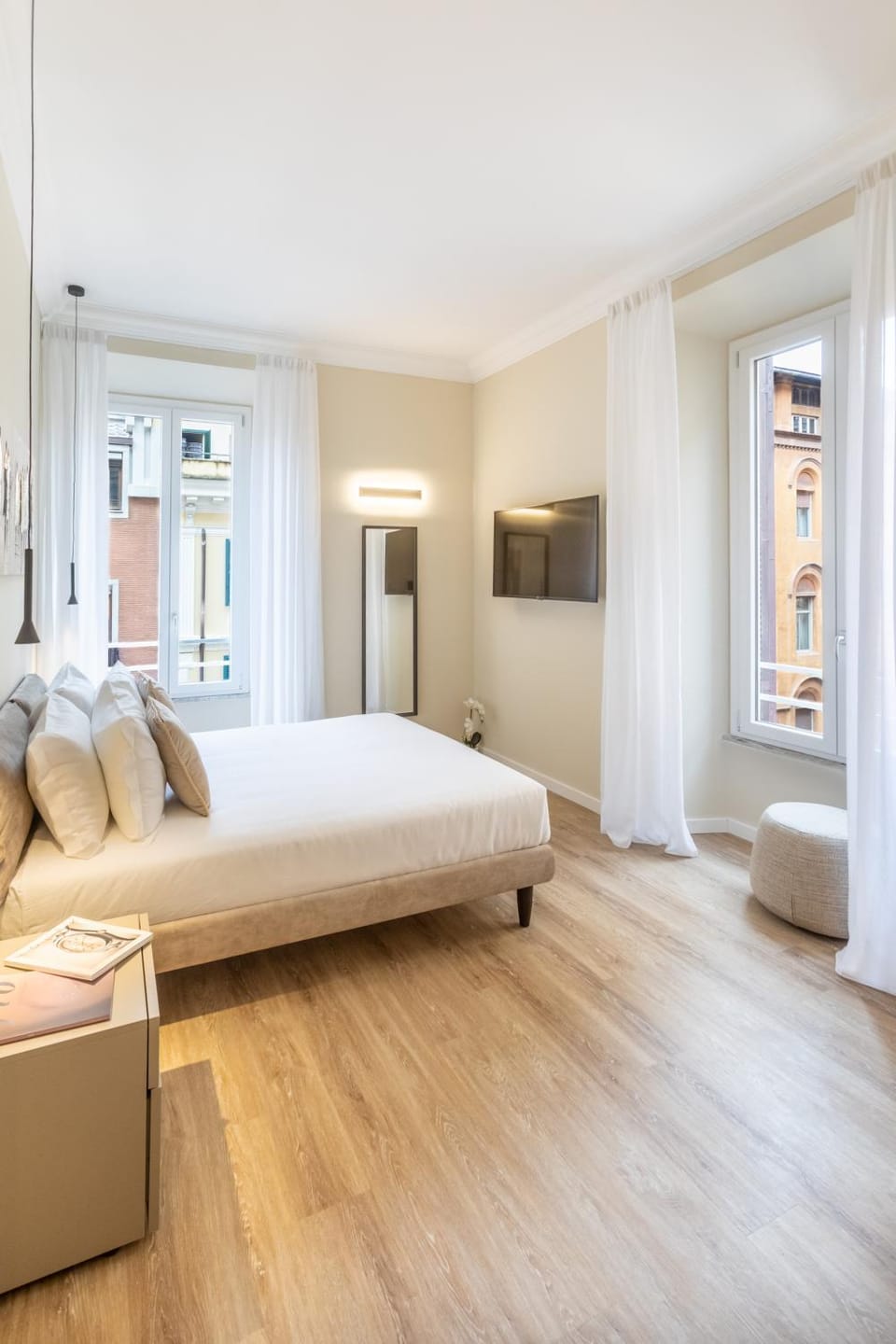 Bed, TV and multimedia, Bedroom