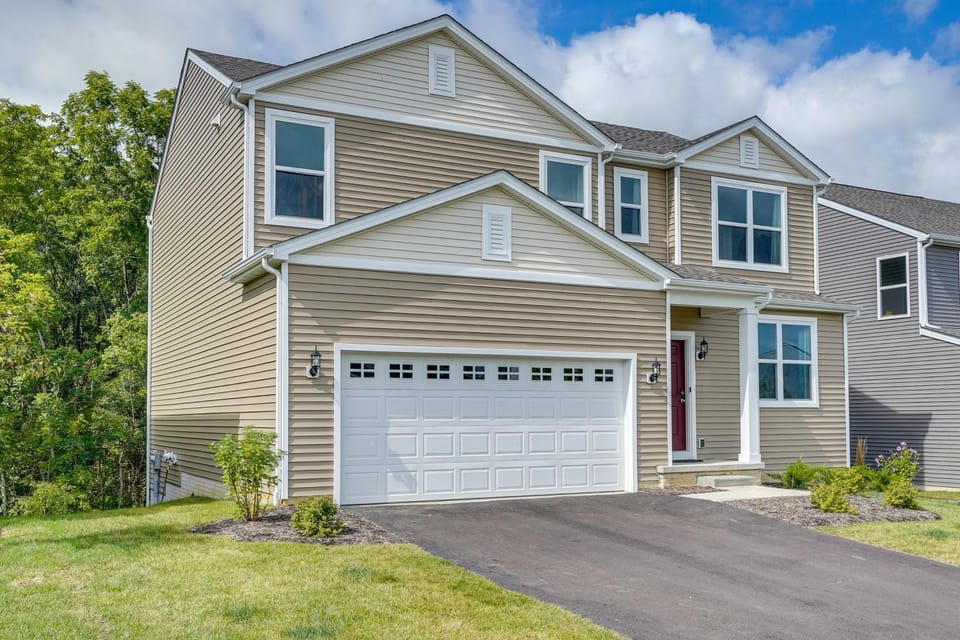 Private Backyard! Spacious Home 25 Mi to Columbus House in Ohio