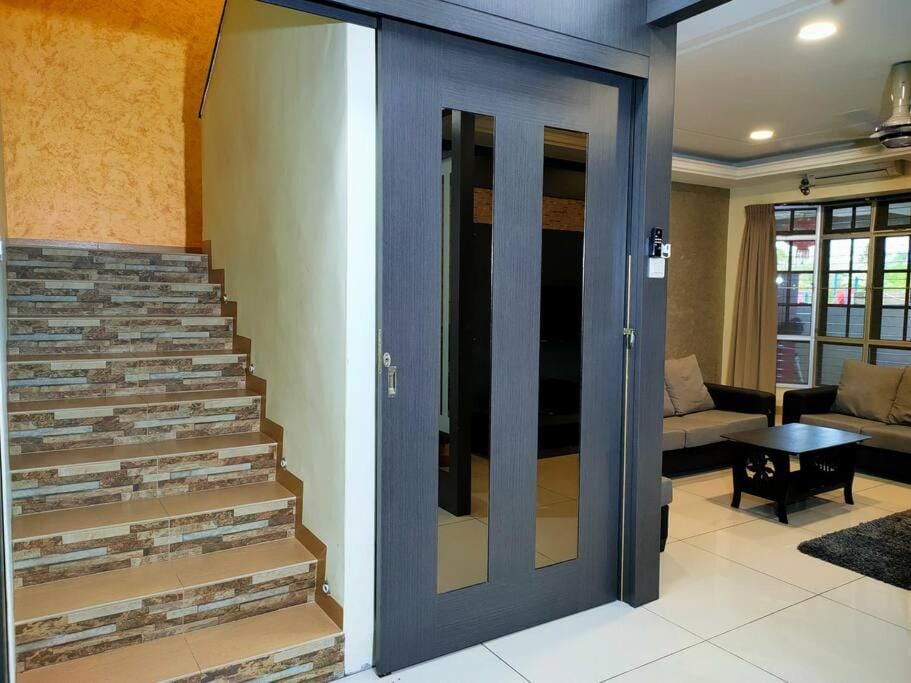 678 homestay 4 room 5 minutes to tower House in Perak Tengah District