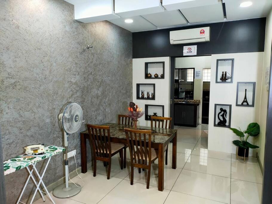 678 homestay 4 room 5 minutes to tower House in Perak Tengah District