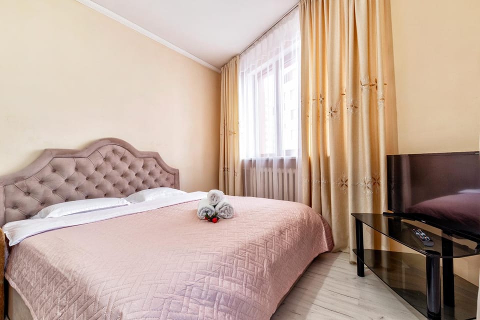 Bed, Living room, Photo of the whole room, Seating area, Bedroom