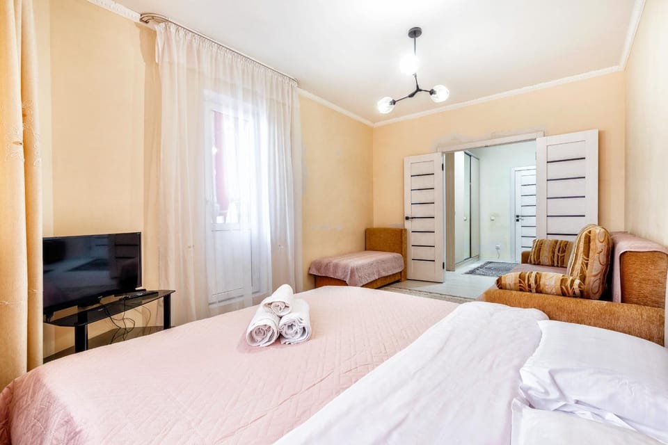 Bed, TV and multimedia, Living room, Photo of the whole room, Seating area, Bedroom, fireplace, towels