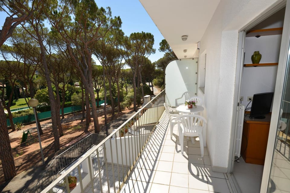 Property building, Day, Garden, TV and multimedia, View (from property/room), Balcony/Terrace, Balcony/Terrace, Garden view