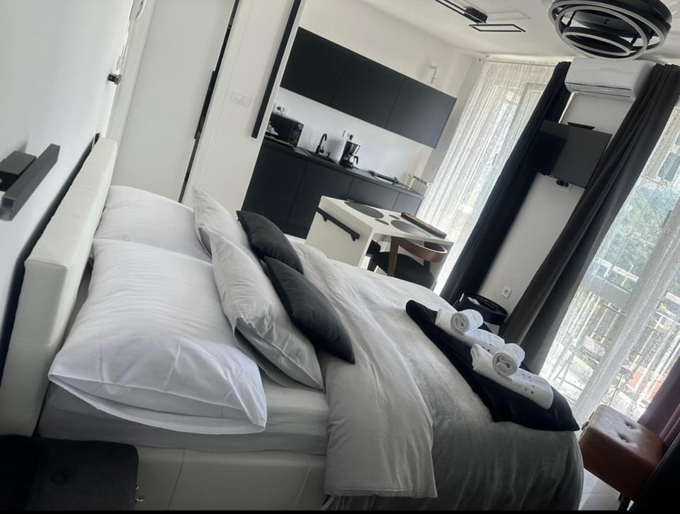 Bed, Living room, Photo of the whole room, Seating area
