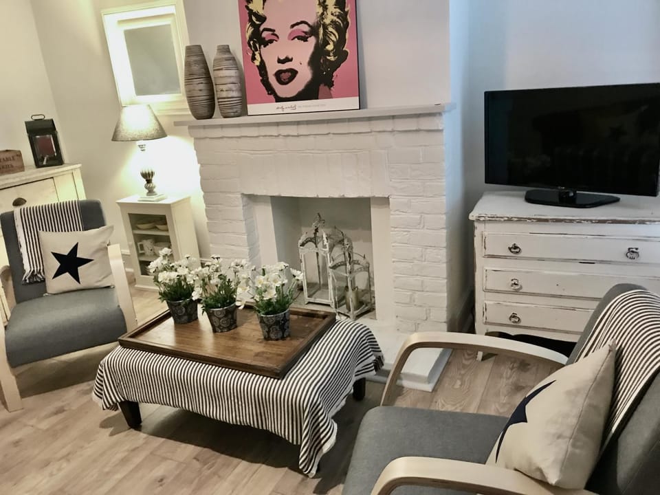 TV and multimedia, Decorative detail, Decorative detail, Seating area, babysiter, heating