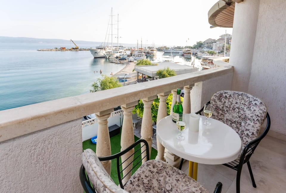 View (from property/room), Balcony/Terrace, Seating area, Sea view