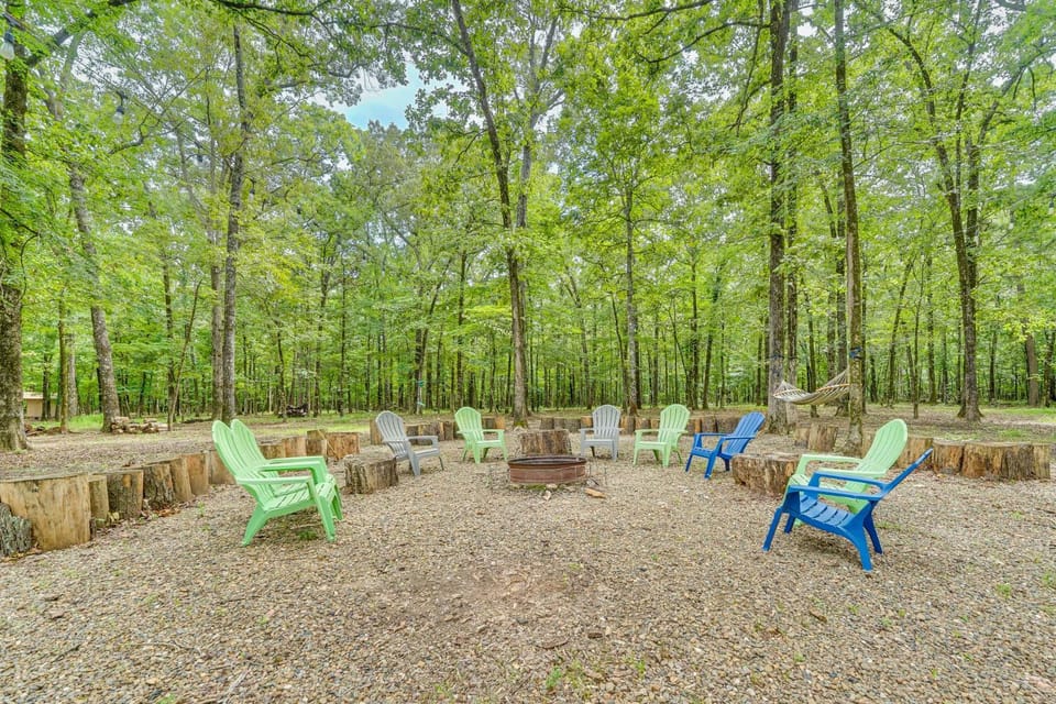 Broken Bow Getaway Hot Tub, Grill and Fire Pit House in Broken Bow