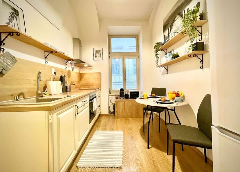 Kitchen or kitchenette, Dining area, oven, stove
