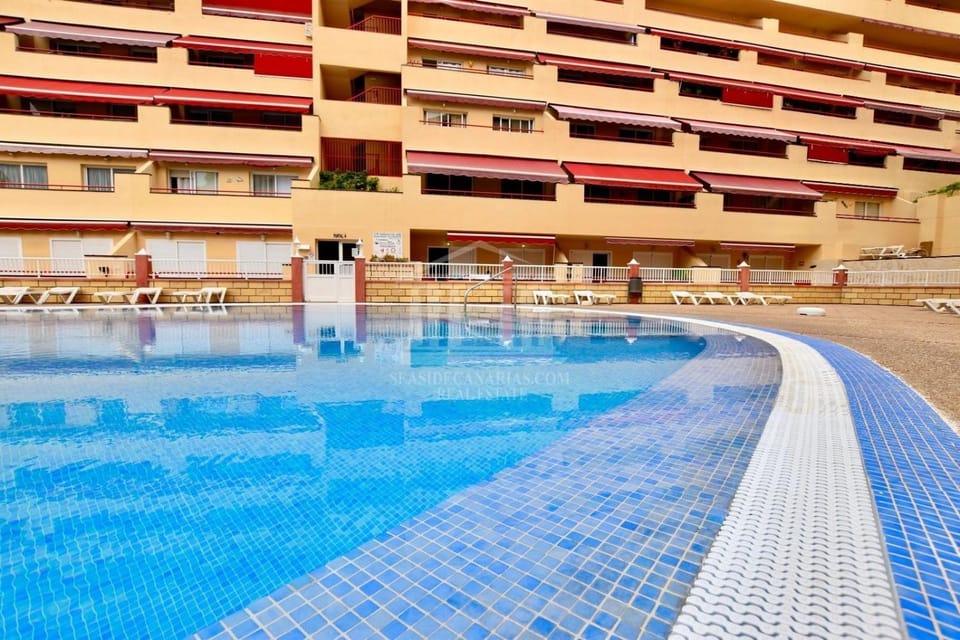 Property building, Swimming pool, sunbed