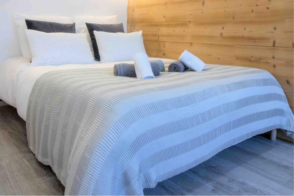 Bed, Other, Photo of the whole room, Bedroom