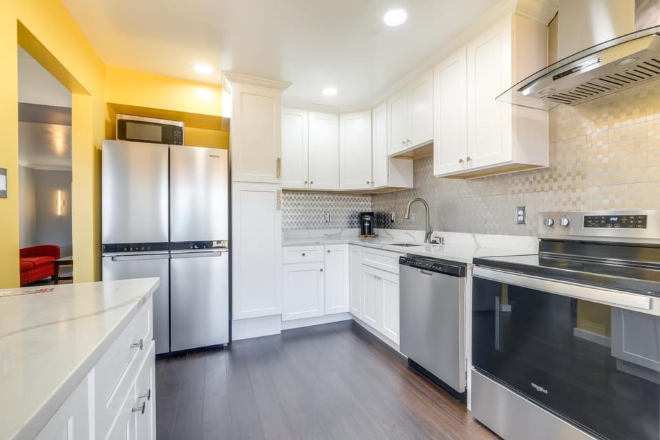 Walk to Red Jade Park: Upper Marlboro Townhome House in Largo