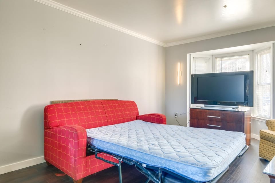 Walk to Red Jade Park: Upper Marlboro Townhome House in Largo