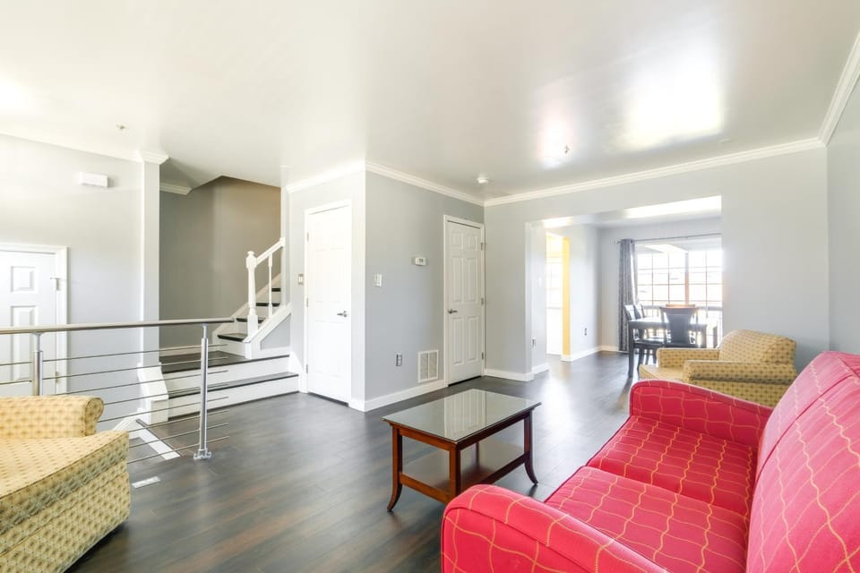 Walk to Red Jade Park: Upper Marlboro Townhome House in Largo