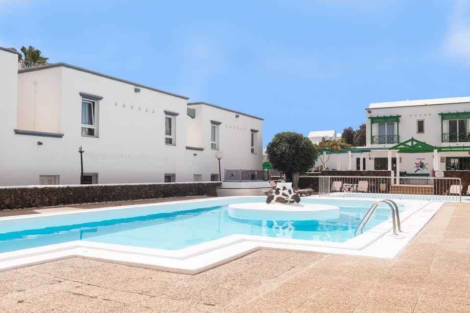 Pool view, Swimming pool, sunbed