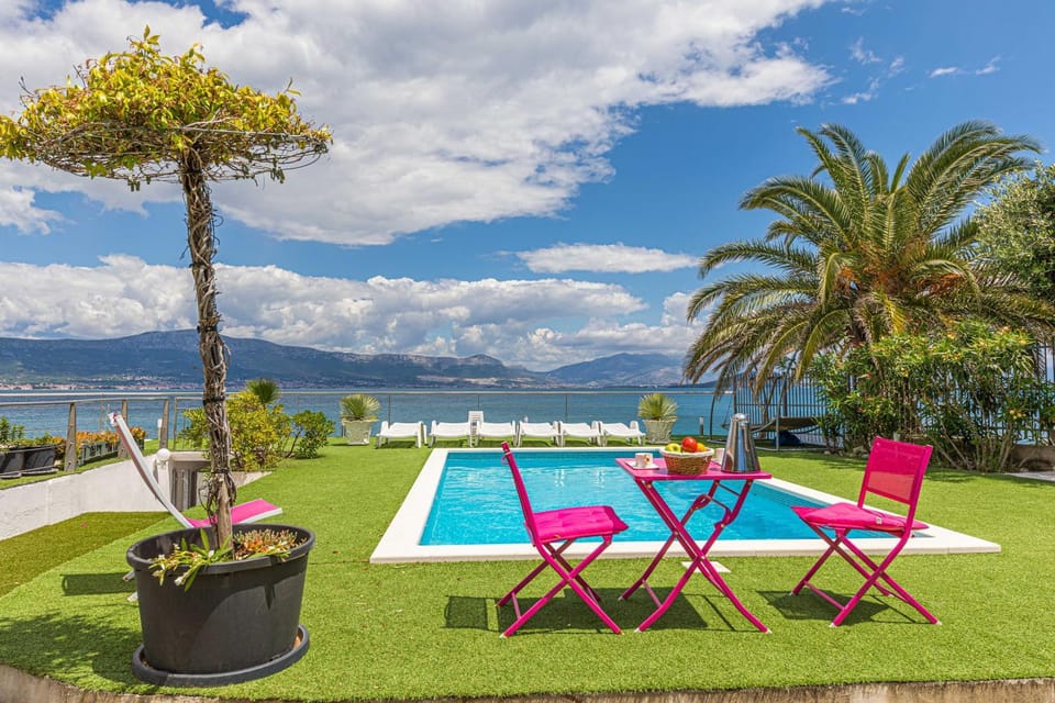 SEJOUR DE RÊVE DANS VILLA de luxe sur la plage en famille ,amis ,et animaux Villa in Šibenik-Knin County, Croatia