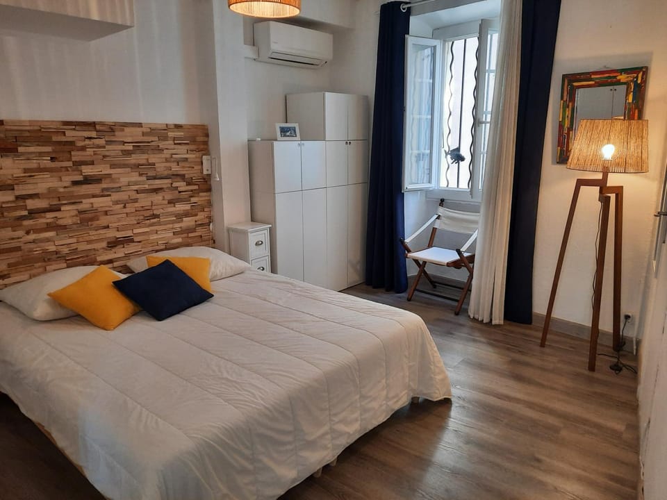 Photo of the whole room, Bedroom